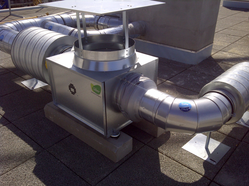 Instalação de ventilação mecânica em cobertura plana não acessível.